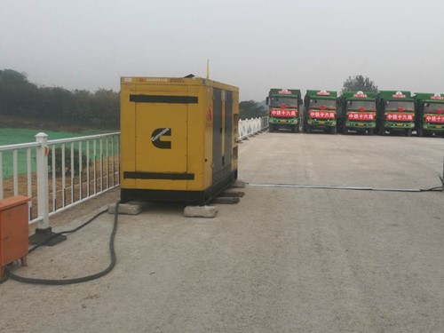 图木舒克电力系统的稳定性和设备兼容性如何影响发电机组的频率规格？